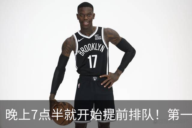 晚上7点半就开始提前排队！第一批进入天安门广场等升旗的游客已经开始合唱国歌！